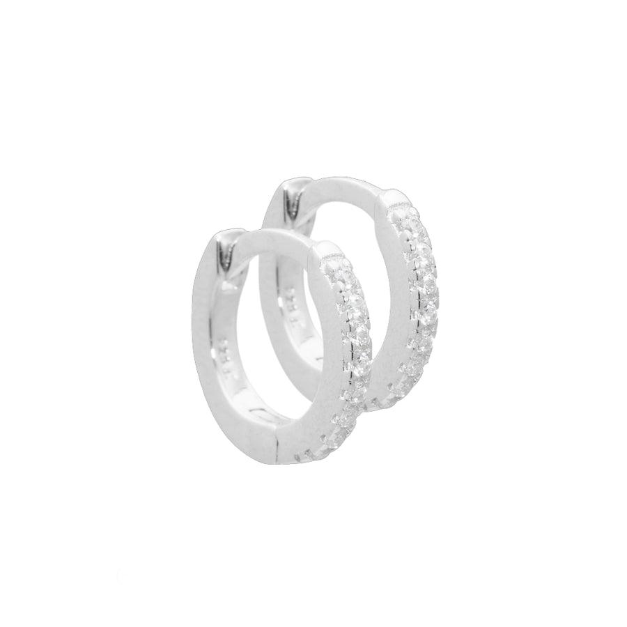 Aqua Dulce Raya Creole Silver toont een paar kleine creolen in zilver met heldere fonkelende stenen, model 4036-4036-1.