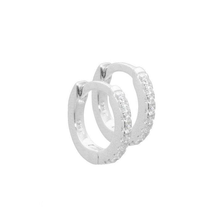 Aqua Dulce Raya Creole Silver toont een paar kleine creolen in zilver met heldere fonkelende stenen, model 4036-4036-1.