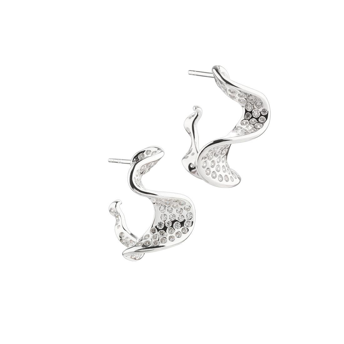 Aqua Dulce Rhumba Darling Hoop zilveren oorbellen in golvende vorm met fonkelende steentjes, model 6001-6001-1.