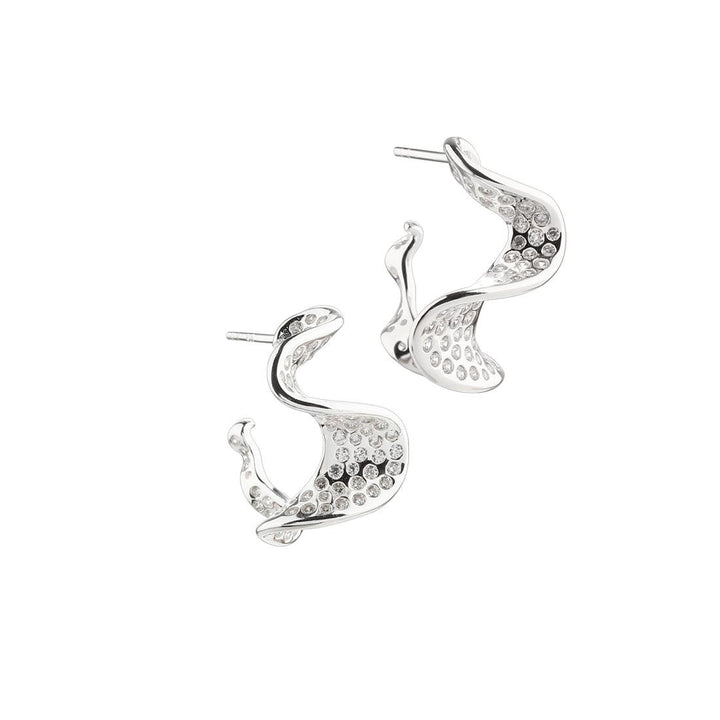 Aqua Dulce Rhumba Darling Hoop zilveren oorbellen in golvende vorm met fonkelende steentjes, model 6001-6001-1.