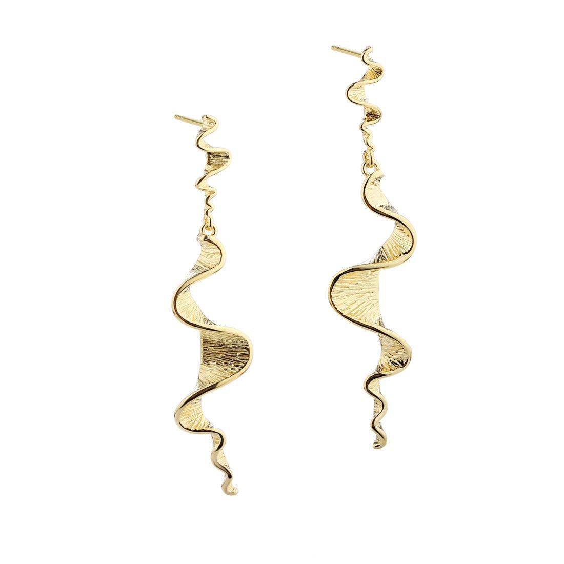 Aqua Dulce Rhumba Lange oorbellen verguld tonen elegante, gedraaide hangers in een glanzende gouden afwerking. Model 5406-5406-1