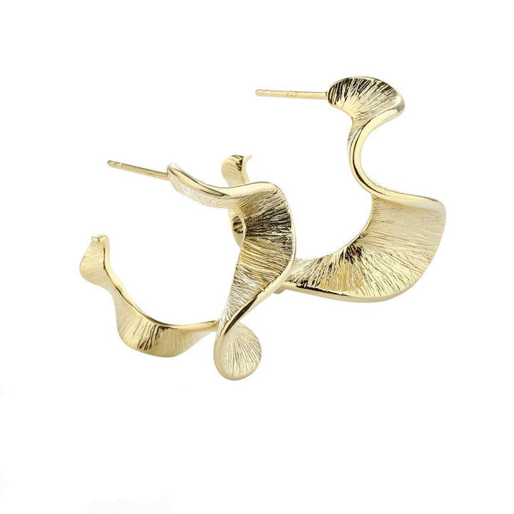 Aqua Dulce Rhumba Medium Hoop Creole, goudkleurige oorbellen met golvend structuurontwerp, model 5320-5320-1.