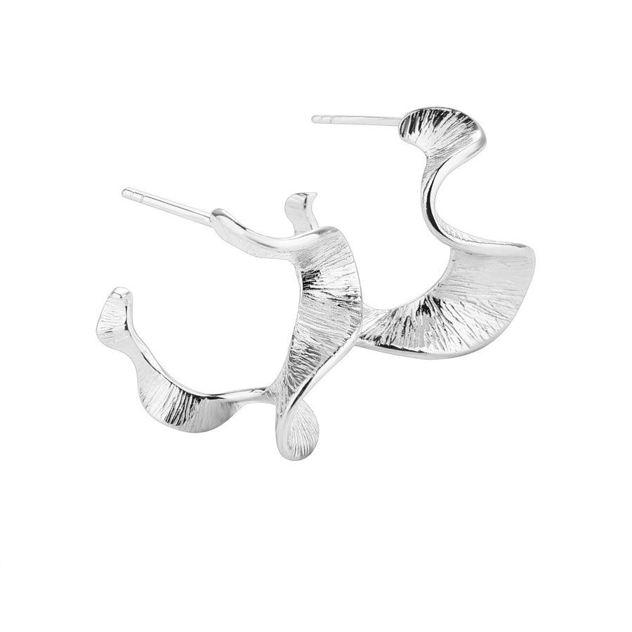 Aqua Dulce Rhumba medium hoepel in zilver. Moderne oorbellen met organische structuur, glanzende en matte afwerking. Model 5319-5319-1.