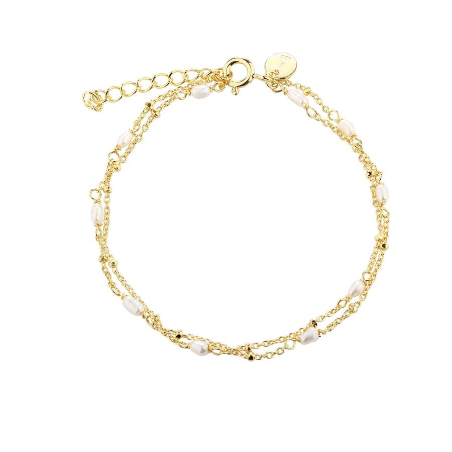 Aqua Dulce Rice Dot Dubbele Armband met dubbele vergulde ketting en kleine witte parels op een witte achtergrond. Model 5372-5372-1