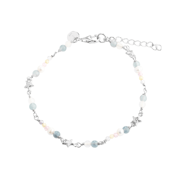 Aqua Dulce Stella Armband in zilver toont een prachtige armband met heldere parels en kleine sterren, Model 6169-1.