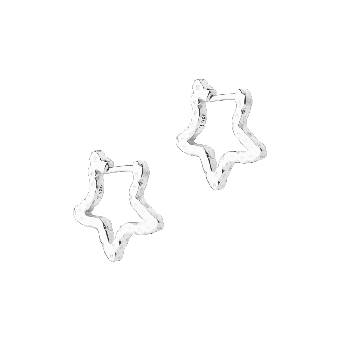 Aqua Dulce Stella Hoops in zilveren stervormige oorbellen met een gehamerde afwerking. Model6159-1.