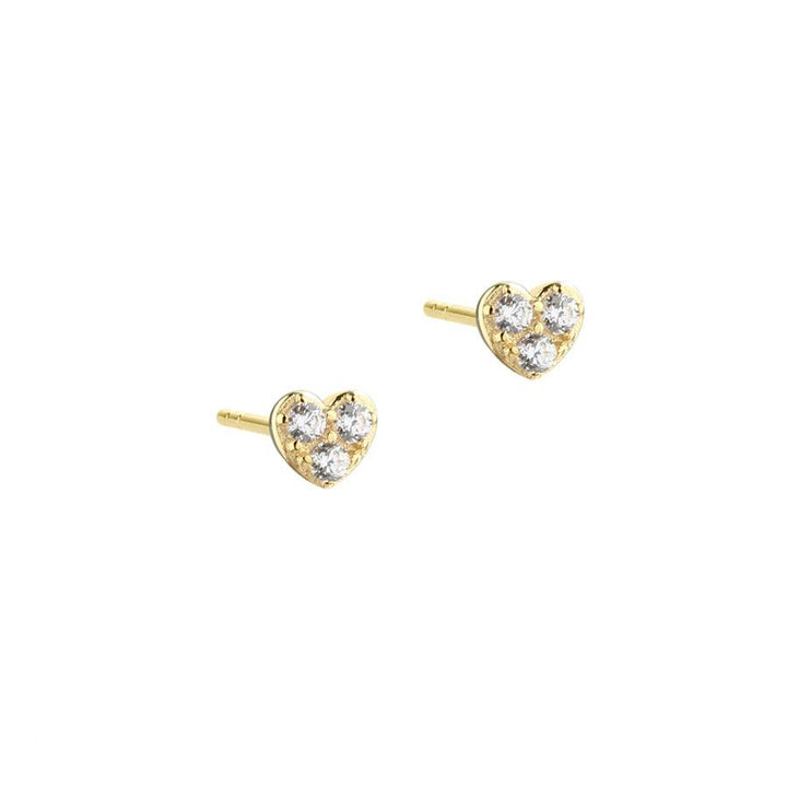 Aqua Dulce Tiny Heart Stud Earrings Gold Plated toont een paar kleine hartvormige oorknopjes met heldere stenen, model 5682-1.