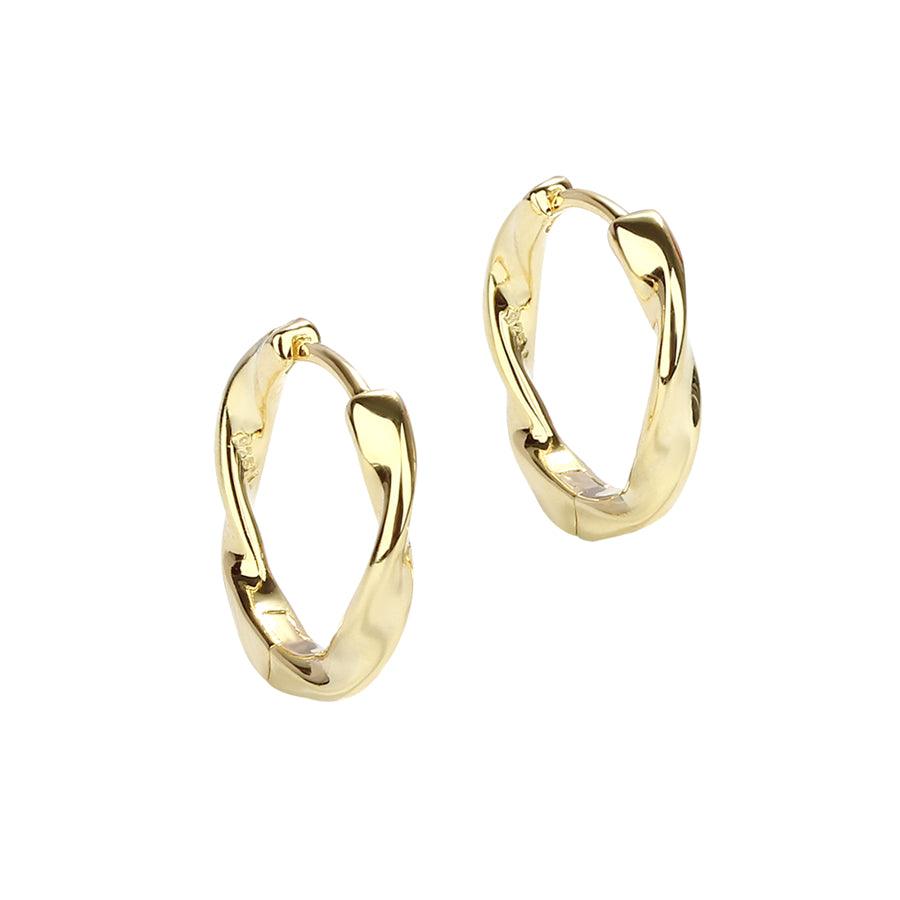 Aqua Dulce Twirl Hoop Gold Plated 20 mm toont elegante, gedraaide goudkleurige oorringen met een glanzend oppervlak. Model 5637-1.