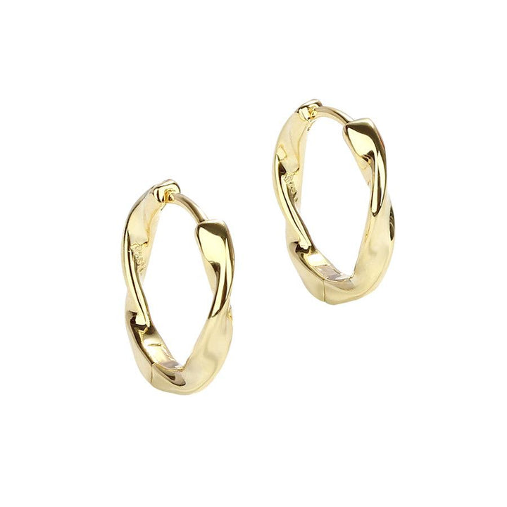 Aqua Dulce Twirl Hoop Gold Plated 20 mm toont elegante, gedraaide goudkleurige oorringen met een glanzend oppervlak. Model 5637-1.