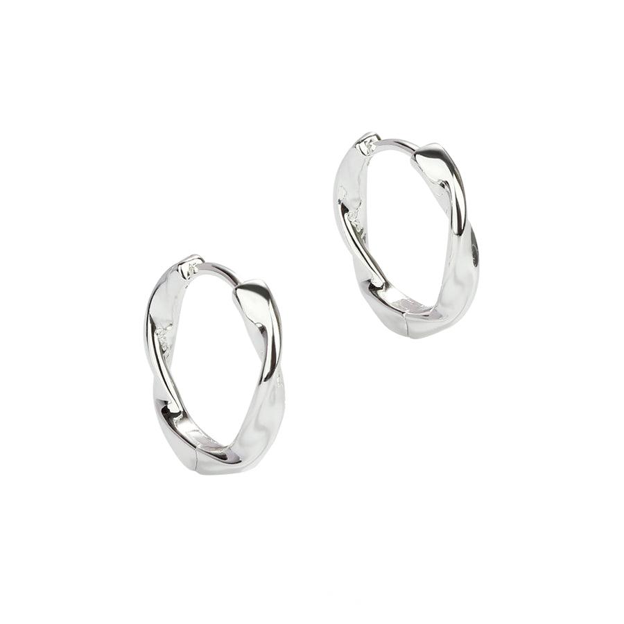 Aqua Dulce Twirl Hoop Silver 13 mm toont een paar kleine, gedraaide zilveren oorbellen, eenvoudig en glanzend ontwerp. Model 5634-1.