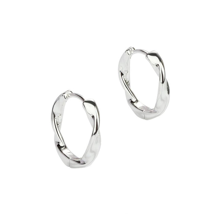 Aqua Dulce Twirl Hoop Silver 13 mm toont een paar kleine, gedraaide zilveren oorbellen, eenvoudig en glanzend ontwerp. Model 5634-1.
