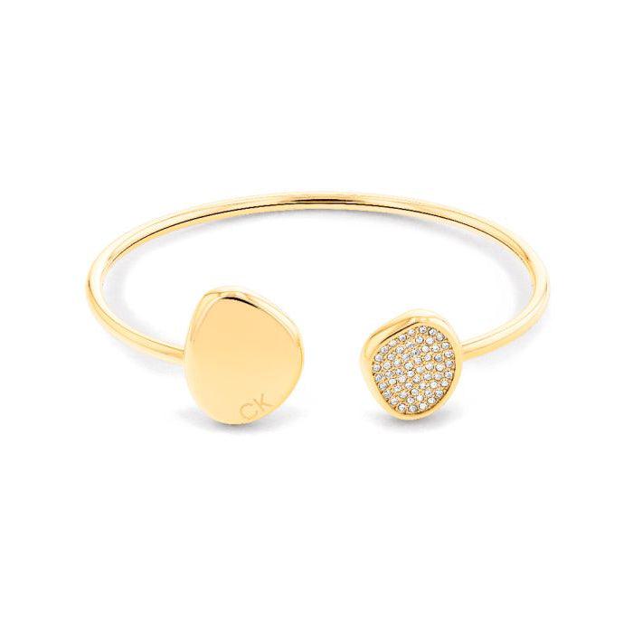 Calvin Klein Enchant Bangle-armband in goud met organische vorm en glanzende details. Model35000215