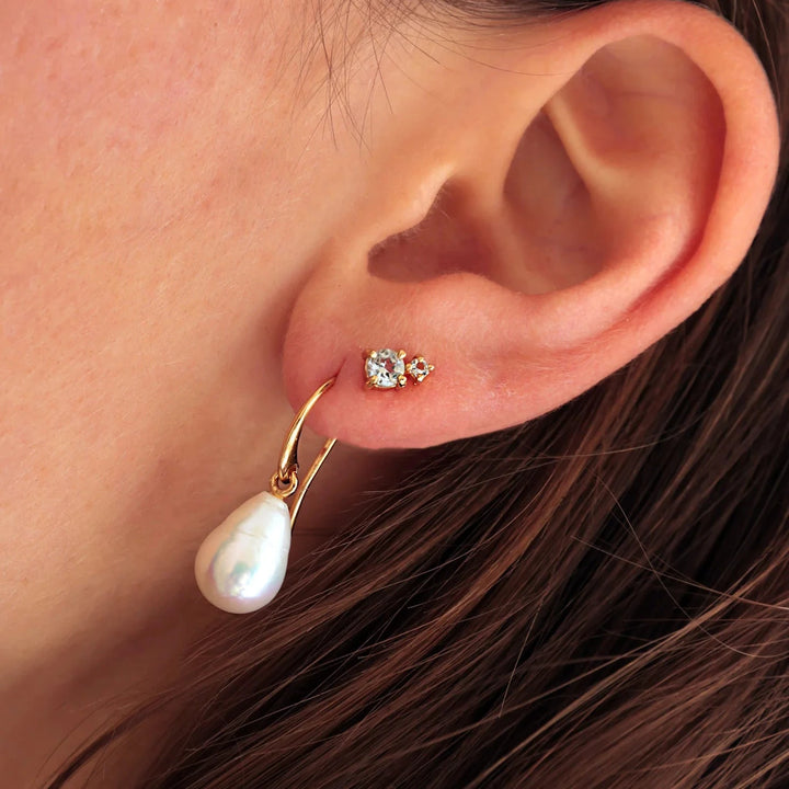 Carré bon bon oorbellen met blauw topaas verguld in het oor, fonkelende steentjes en elegant design. ModelFS4445BT-2