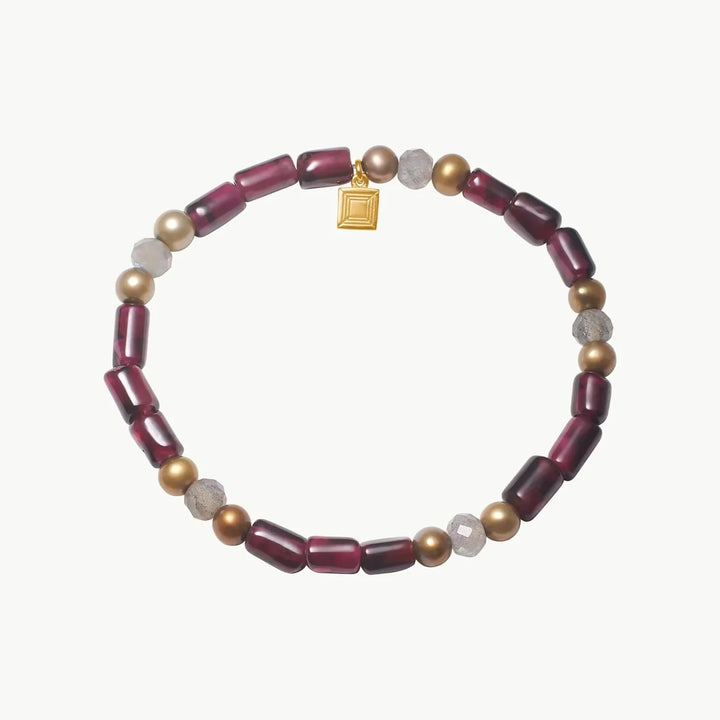 Carre Naomi Armband M Granaat Gouden Parel en Labradoriet met bordeauxrode, gouden en lichte parels, Model fb4657gabglb.