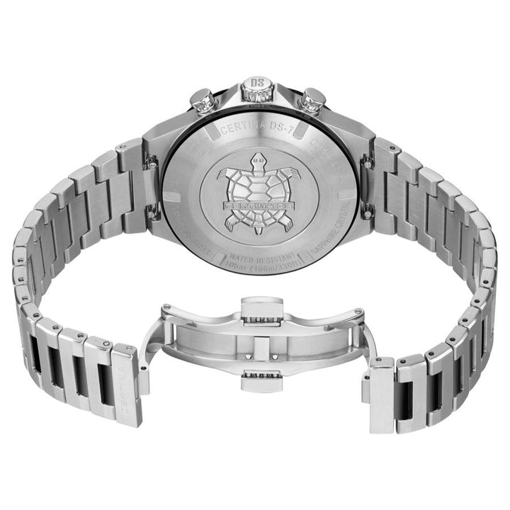 Certina DS-7 Chronograaf zwarte PVD-coating 41 mm, achterkant van de kast met schildpadgravure en zilveren ketting.
