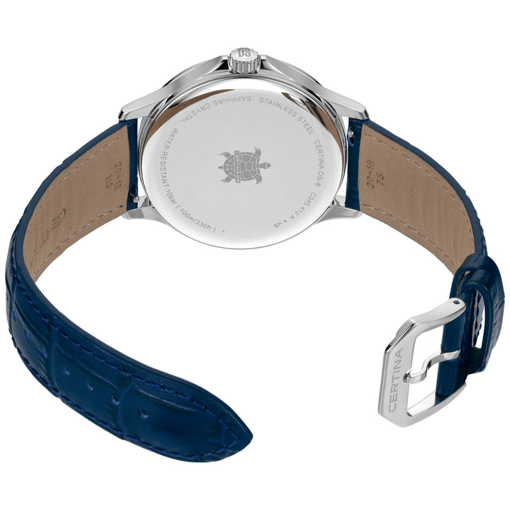 Certina DS-8 Gent 40 mm met blauwe leren band, vanaf de achterkant gezien, waarbij de achterkant van de wijzerplaat en gesp zichtbaar is. ModelC0454101604100