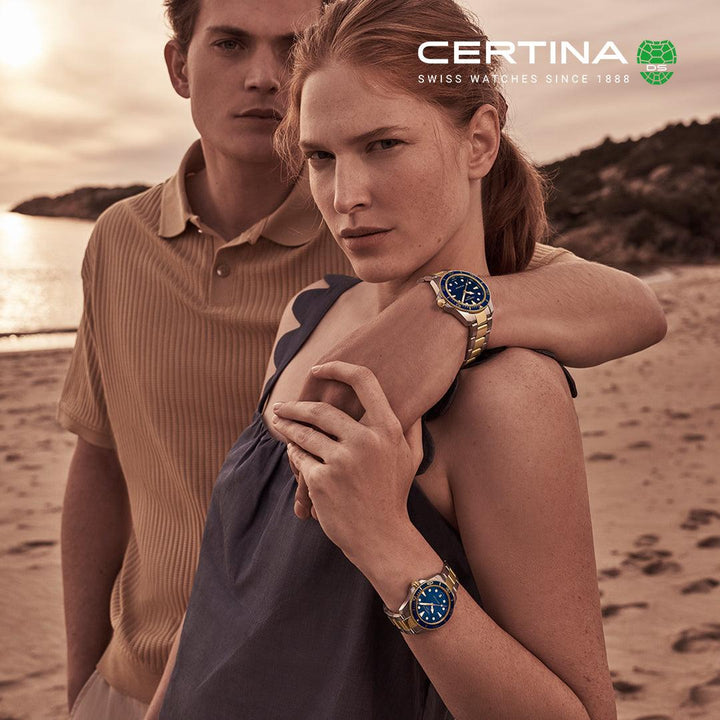 Certina DS Action blauwe wijzerplaat PVD 40 mm kwarts C0484102204100 afgebeeld op de hand van de vrouw, strandachtergrond, model C0484102204100.