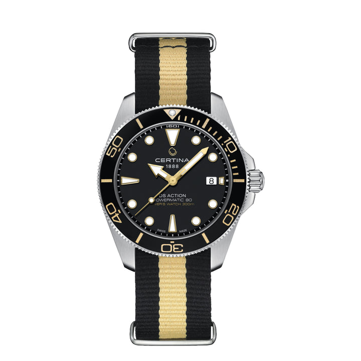 Certina DS Action Diver 40 mm Powermatic 80 nato band, zwarte wijzerplaat met gouden details en zwart-beige stoffen band. ModelC0484071805101