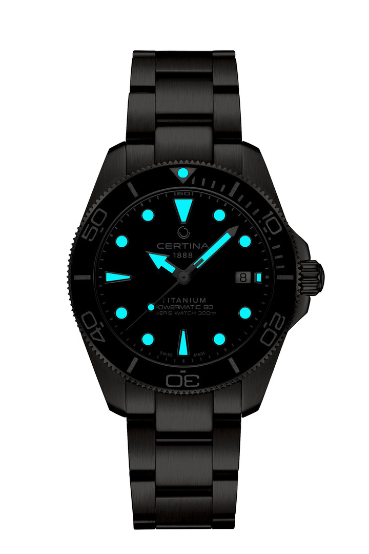 Certina DS Action Titanium Powermatic 80 horloge met zwarte titanium ketting en blauw lichtgevende details. ModelC0484074404100.