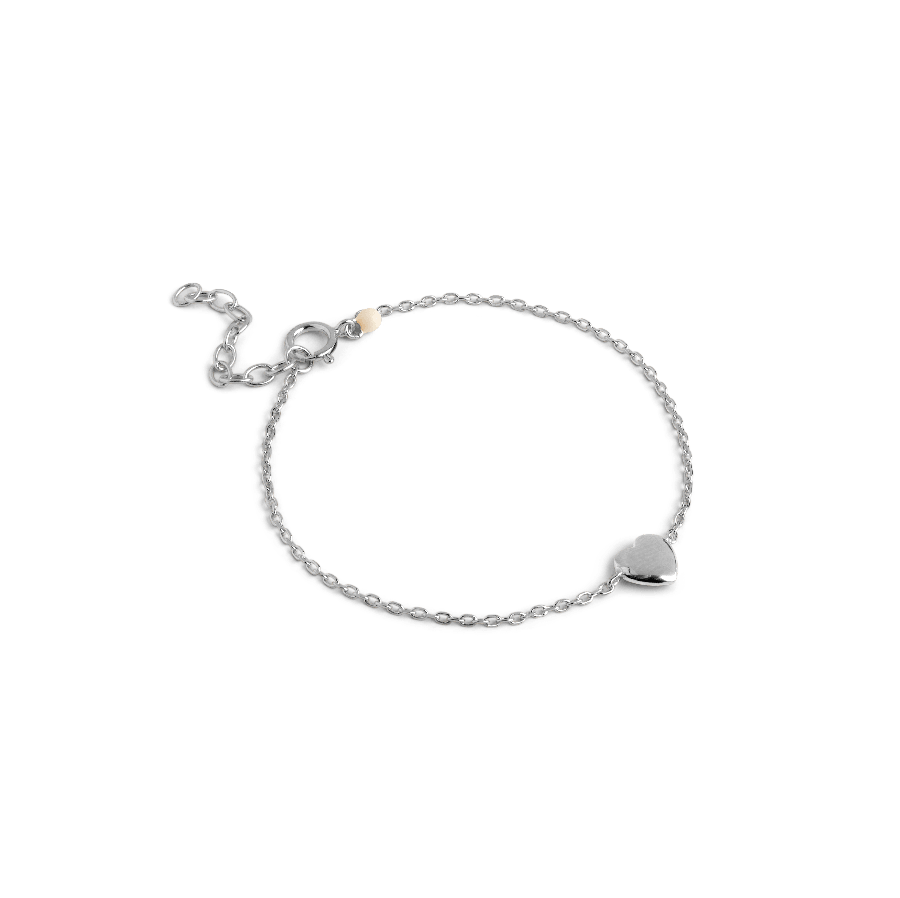 Enamel Amore Bracelet In Silver toont een eenvoudige armband in zilver met een hartjesdetail. ModelB141S-1