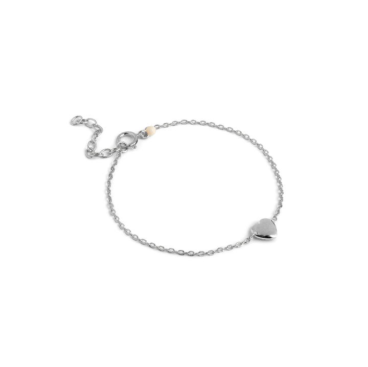 Enamel Amore Bracelet In Silver toont een eenvoudige armband in zilver met een hartjesdetail. ModelB141S-1