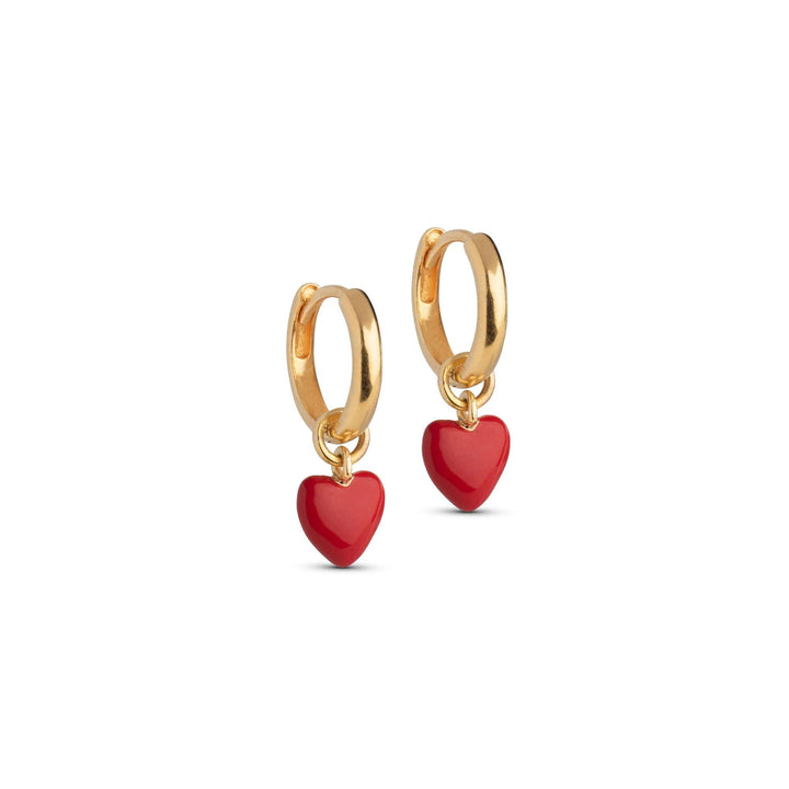 Enamel Amore Hoops Red Heart toont goudkleurige oorbellen met rood geëmailleerde hartjeshangers. Model e376g-rood-1.