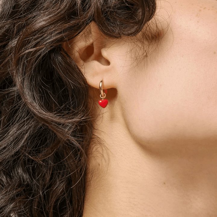 Enamel Amore Hoops Red Heart accent rood hart oorbel in goud op het oor. Model e376g-rood.