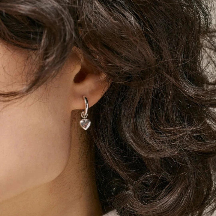Enamel Amore Solv Hoops afgebeeld op het oor, zilveren harthangeroorbel. Model e376s-e376s-2.