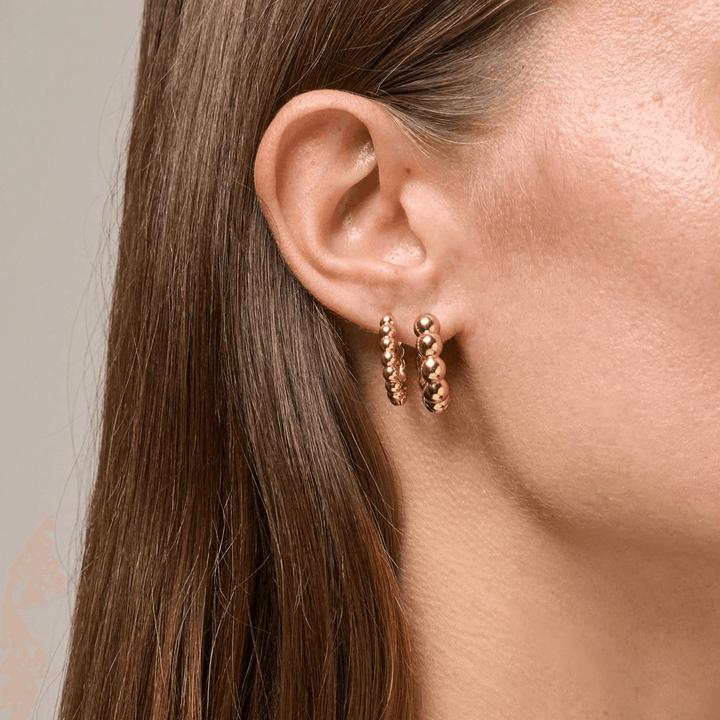 Enamel Ball Chunky Gold Plated Hoops 23 mm afgebeeld op het oor, ronde vergulde oorbellen met baldetails. Modele401g-1.