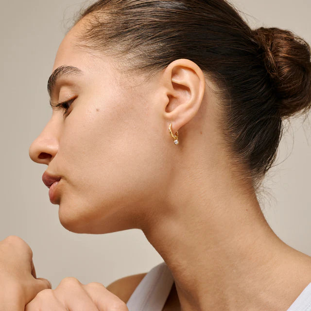 Enamel Belle Hoops CZ in verguld zilver gedragen door vrouw, enkele oorbel met heldere steen. Model e431gm-2.
