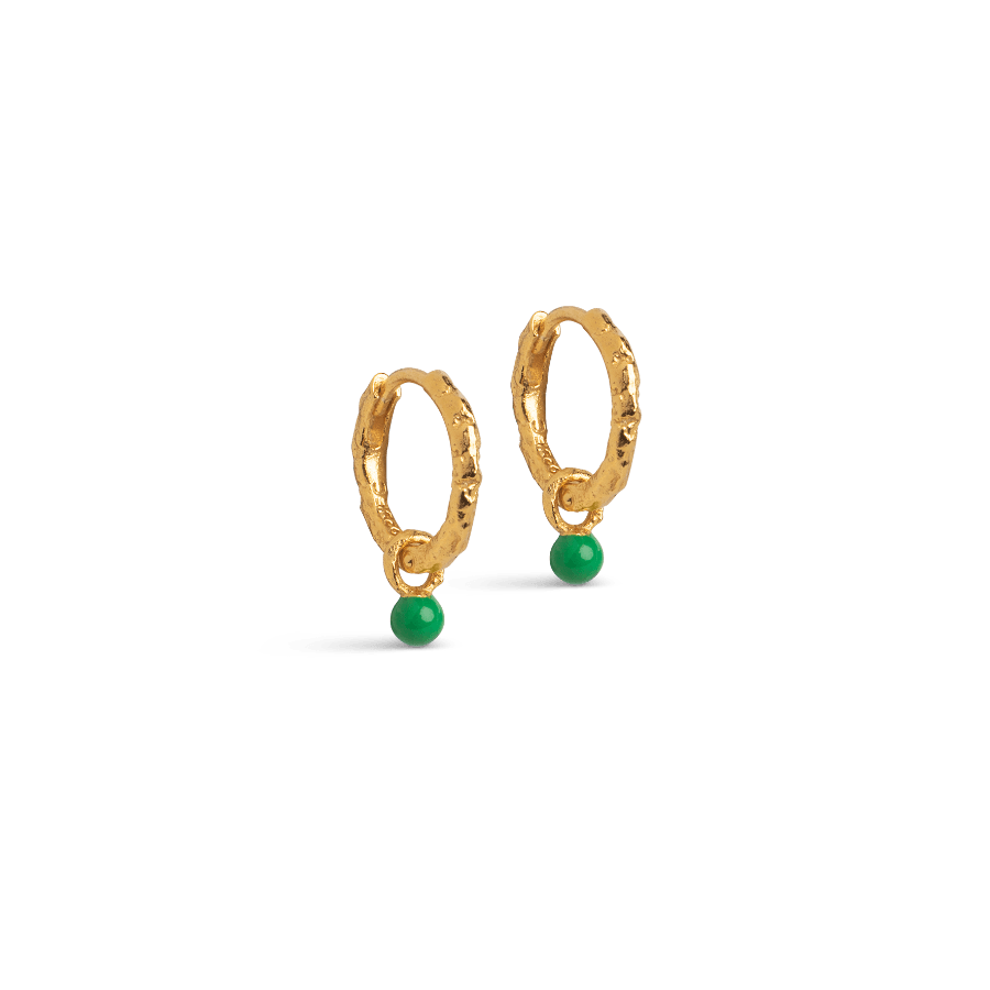 Enamel Belle Hoops Grass Green toont een paar goudkleurige hoops met groen detail. Model e245gm-grasgroen-e245gm-grasgroen-1