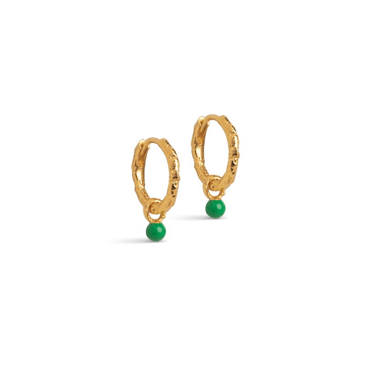 Enamel Belle Hoops Grass Green toont een paar goudkleurige hoops met groen detail. Model e245gm-grasgroen-e245gm-grasgroen-1