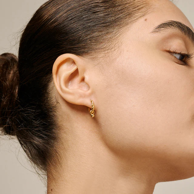 Enamel Belle Hoops in verguld zilver kunnen in het oor worden gedragen, elegant en eenvoudig, model E245GM-2.