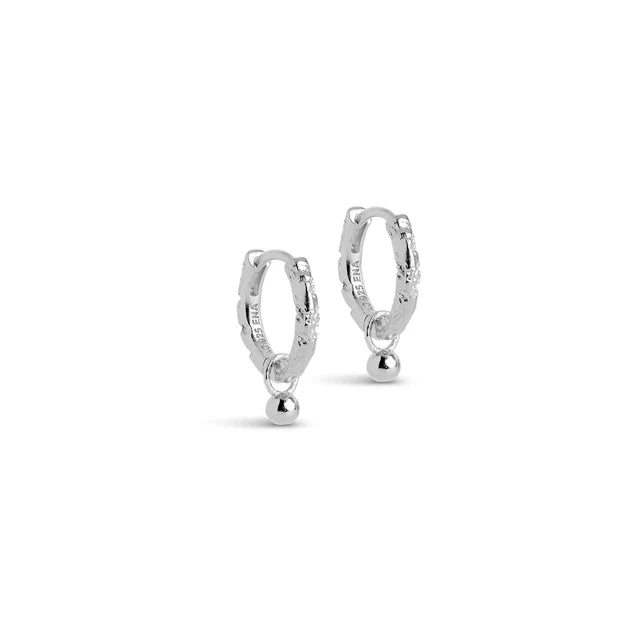 Enamel Belle Hoops in zilver, kleine oorbellen met bolhangers in een glanzende zilveren look. Model e245sm-1.