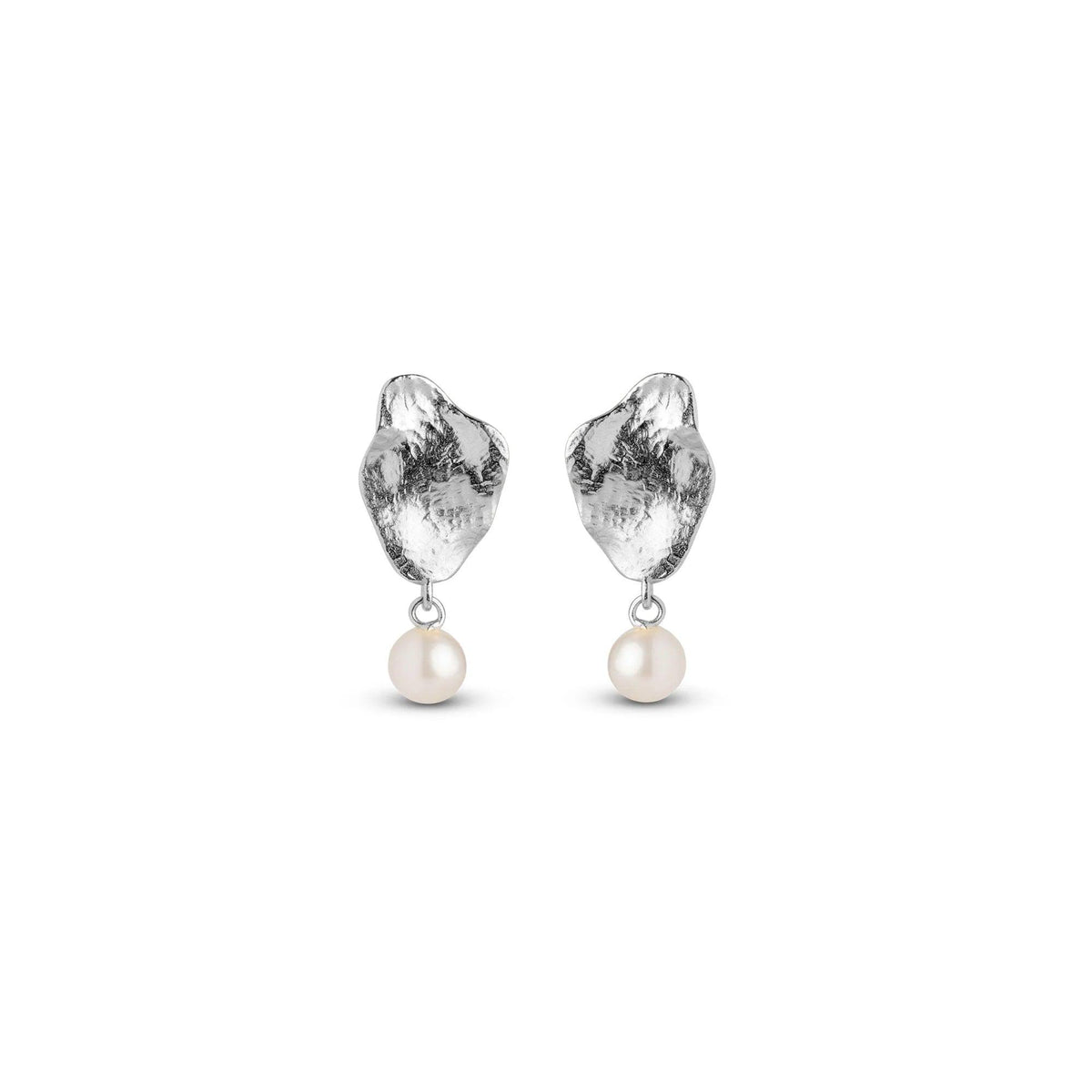 Enamel Caia Small Earrings Silver toont een paar kleine zilveren oorbellen met witte parels. Model e374sm-e374sm-1.