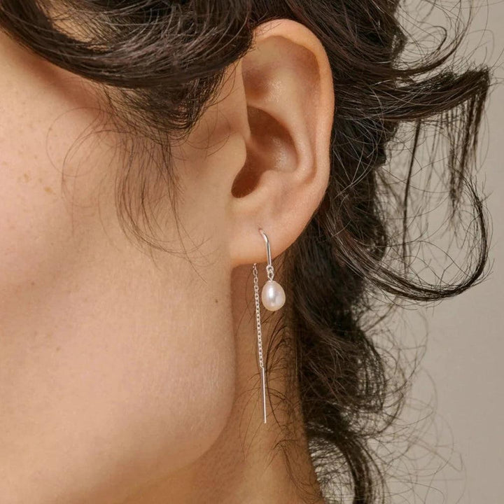 Enamel Eleanor Pearl Earrings verschijnen op het oor met zilveren ketting en elegante witte parel, model e308s-e308s-2.