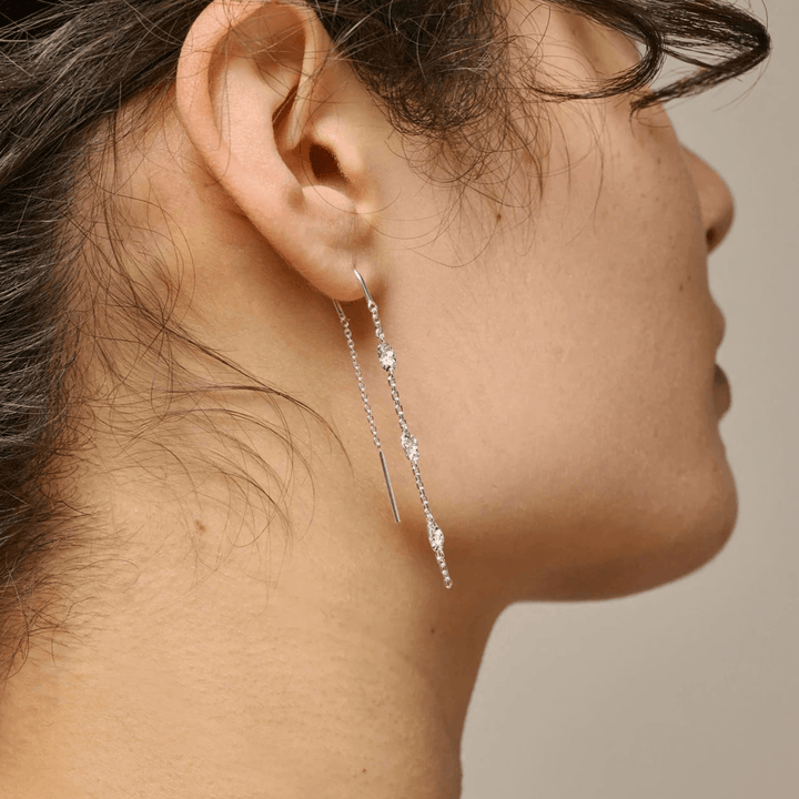 enamel Kia oorbellen zilver, elegante lange ketting oorbellen met kleine details gedragen door vrouw, model E369SM