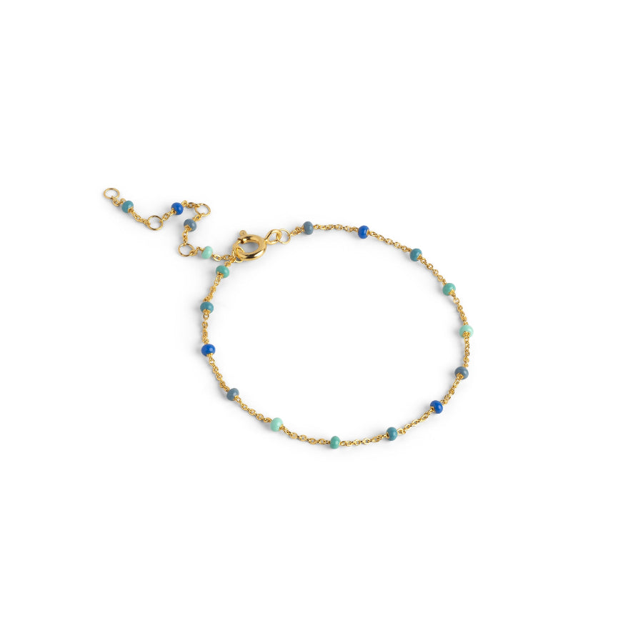 Enamel Lola Armband Atlantic in verguld zilver met kleine blauwe en turquoise parels. Model b66g-atlantic-1.