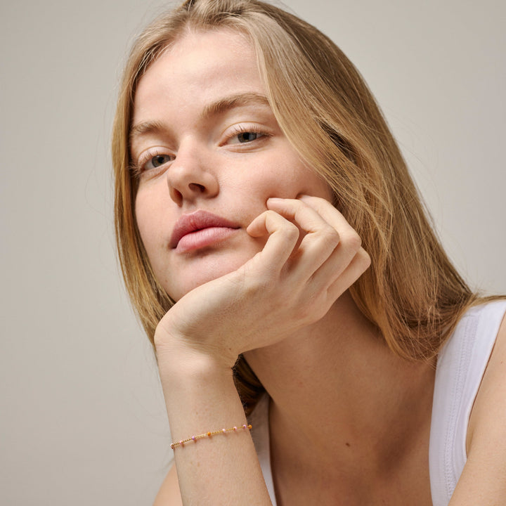 Enamel Lola Armband Blush in verguld zilver verschijnt om de pols, fijne pastelkleurige kralen, Model b66g-blush-2