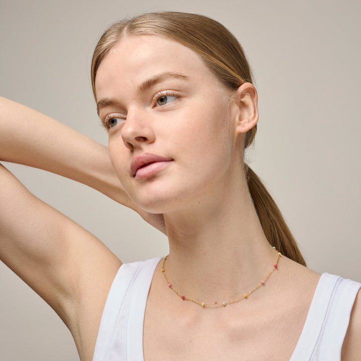 Enamel Lola Bold ketting Regenboog in verguld zilver met kleurrijke parels, gedragen door model. Model n137g-regenboog-2