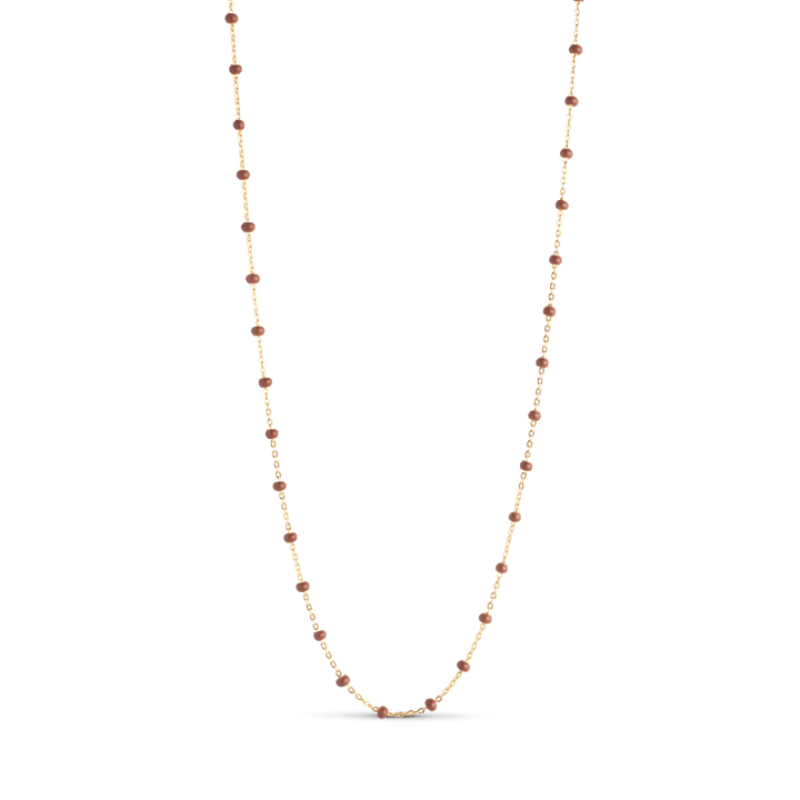 Enamel Lola Halsketting Koper toont een elegante, dunne gouden ketting met kleine koperkleurige pareltjes. Model koper-n55g-koper-n55g-koper-1