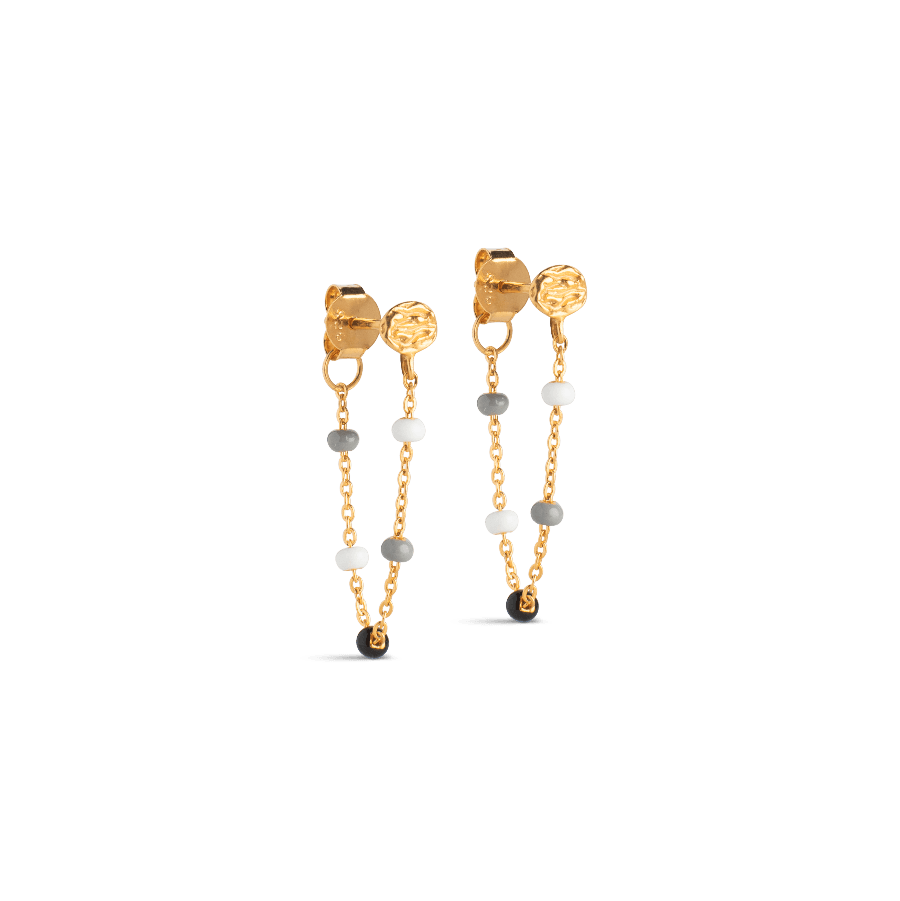 Enamel Lola Salt n Pepper Oorbellen e140gm zout en peper met vergulde ketting en kleine witte en grijze parels. Model e140gm-zout peper-1