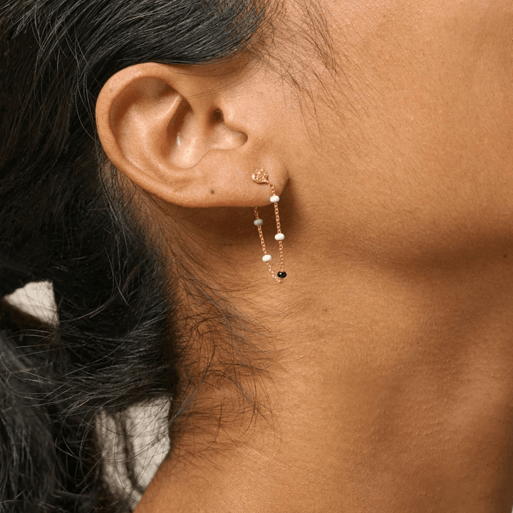 Enamel Lola Salt n Pepper Oorbellen show op oor, gouden oorbel met fijne kettingen en parels, Model e140gm-zoutpeper