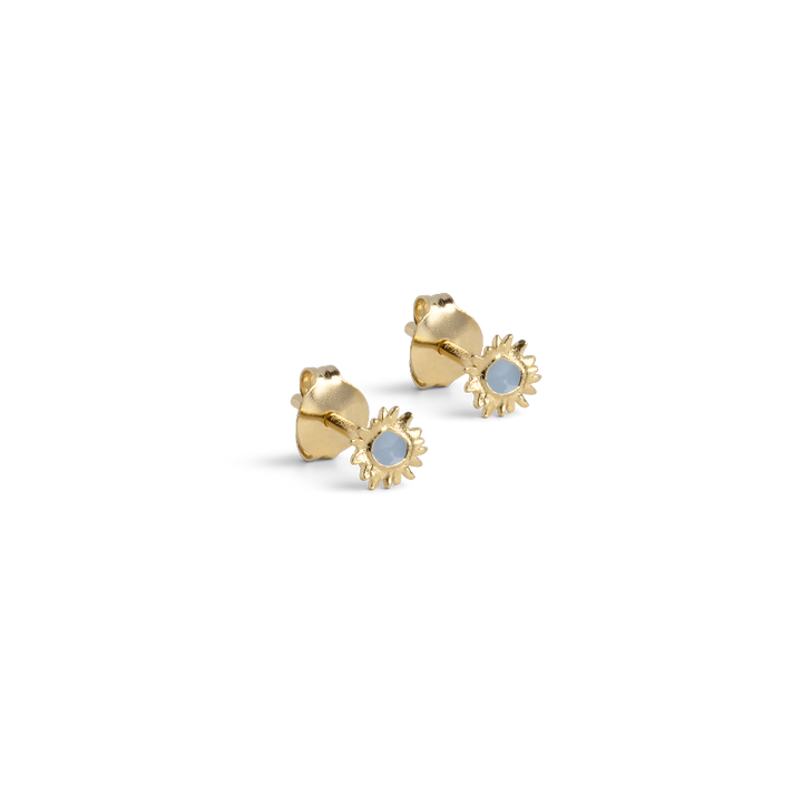 Enamel Mini Sunshine Stud Steel Blue toont een set kleine goudkleurige studs met blauw emaille. Model e419g-staalblauw-1.