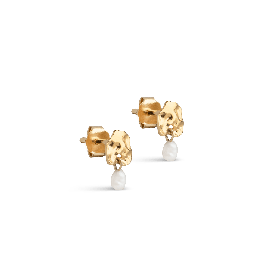 Enamel Mio Pearl Earrings, kleine vergulde oorbellen met parelhangers, elegant detail. ModelE333GM-E333GM-1