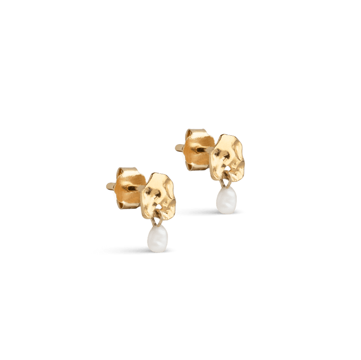 Enamel Mio Pearl Earrings, kleine vergulde oorbellen met parelhangers, elegant detail. ModelE333GM-E333GM-1