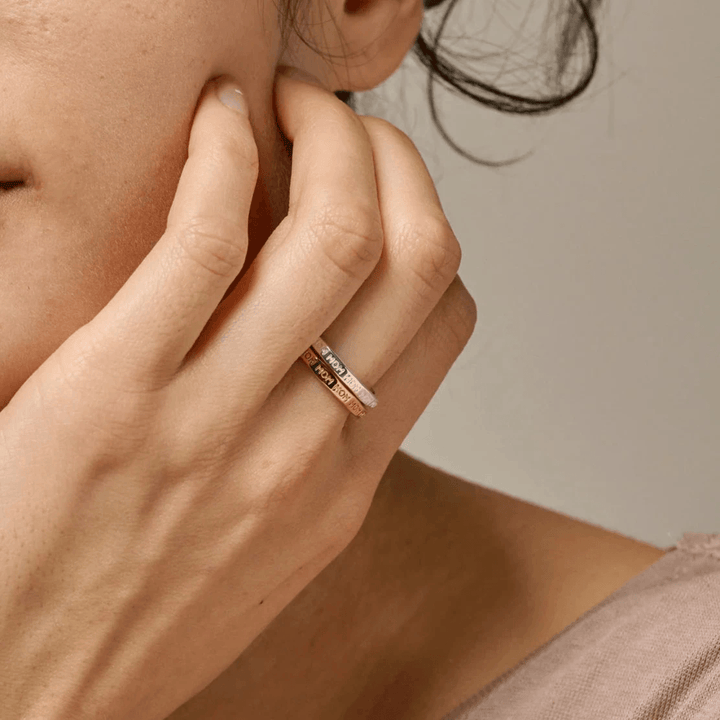 enamel Zilveren MOM-ring wordt gedragen aan de vinger van de vrouw, tekst en details zichtbaar, Model R86S-R86S-001-2