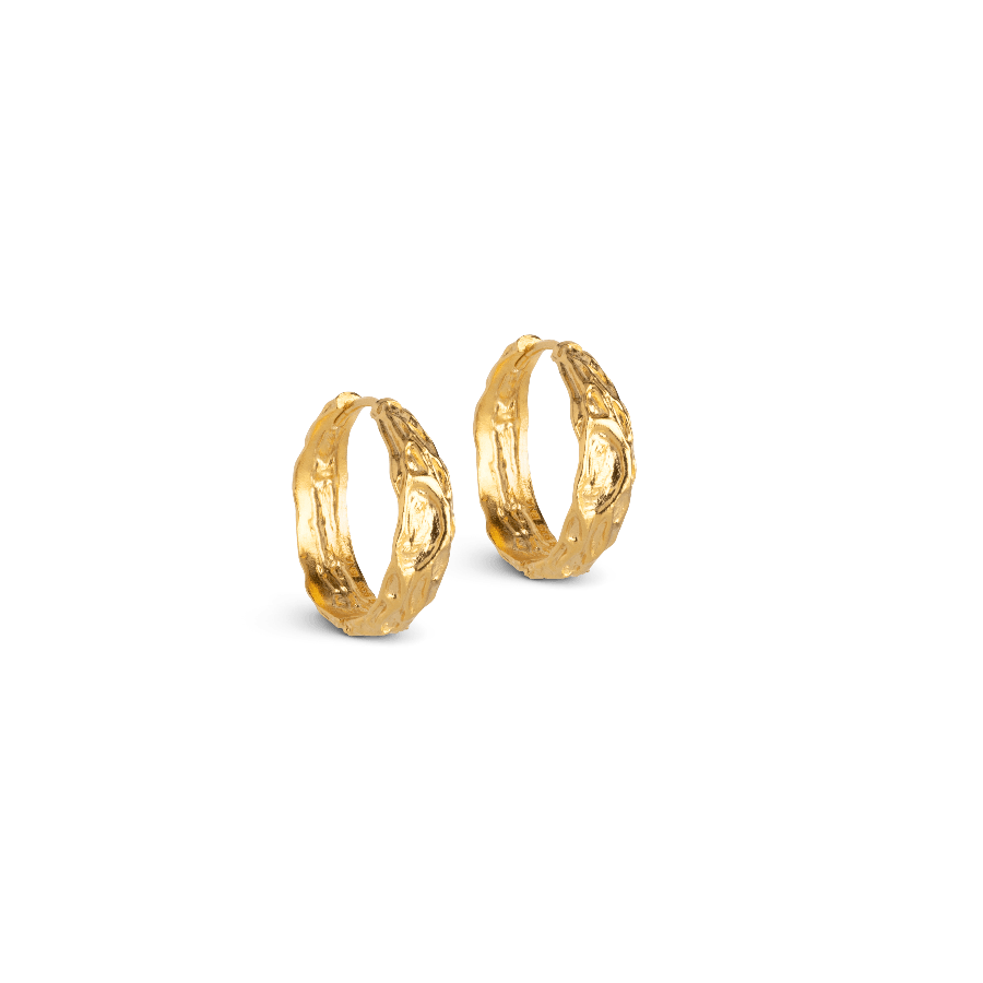 Enamel Nela Gold-plated Hoops 20 mm, ronde oorbellen in mat verguld metaal met organische structuur. ModelE370GM-E370GM-1