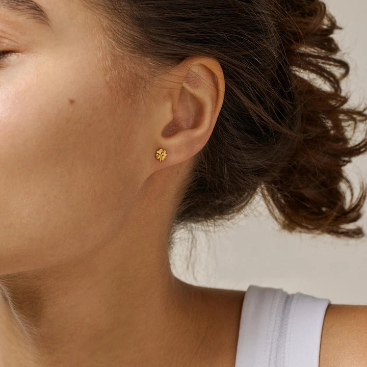 Enamel Organische klaver kleine klavertjesvierknopjes in vergulde vorm lijken op het oor te worden gedragen, model E412GM-1.