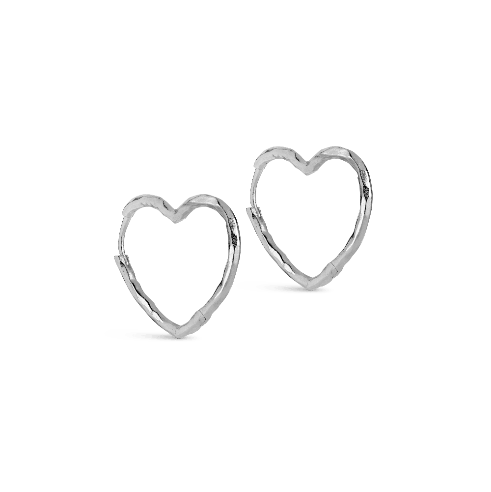 Enamel Organic Heart Medium Hoops toont een paar zilveren oorbellen in een open hartvorm. Model e414sm-1